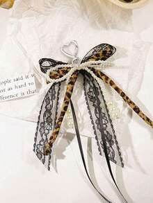 Porte-clés femme en forme de cœur avec nœud en fausses perles et imprimé léopard, boucle à ressort en forme de cœur couleur or clair, pendentif en dentelle et perles – un accessoire métallique élégant pour sacs à dos, portefeuilles et coques de téléphone. Pendentif couple à la mode et à la mode style années 2000, sac bowling, sac à main, sac bandoulière, cadeaux de fête, de remise de diplôme, d'anniversaire, de Nouvel An, pour couples, famille, amis et camarades de classe.