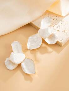 1 Pair Of Fashionable And Exaggerated Enamel Half Petal Flower Earrings, With A Unique Design Sense And Asymmetrical Light Luxury Petal Earrings Suitable For Women's Daily Wear