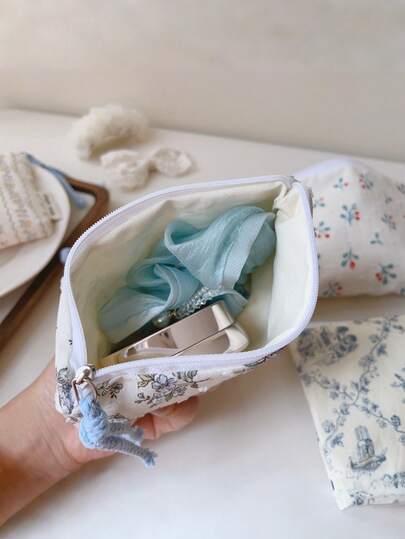 1. 简约零钱包，白色背景，藏蓝色花卉图案 - 迷你收纳袋，可放置耳机和口红。这款收纳袋可存放化妆刷、护肤品、口红和发饰。它也可用作旅行必备单品，一款可折叠的时尚化妆包。