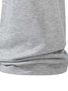 男士宽松时尚运动裤，休闲简约纯色阔腿设计，腰部配有抽绳和大口袋，轻便舒适，适合日常步行、工作、旅行等场合。