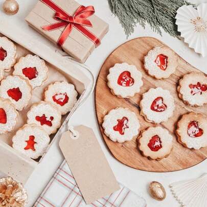 9pcs Christmas Metal Cookie Cutters, Sauce Jam Cookie Molds For Baking Christmas Tree, Heart, Deer, Star, Meteor, Bell, Snowman, Gingerbread Man