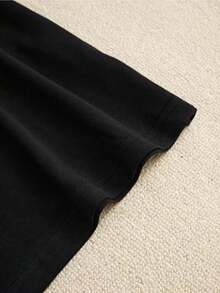 Camiseta de mujer de manga corta con cuello redondo, holgada, casual y versátil. Con estampado moderno, elegante y sofisticado de letras simples, ideal como prenda básica; confeccionada en tela suave con excelente caída. - Negro - Ver 5