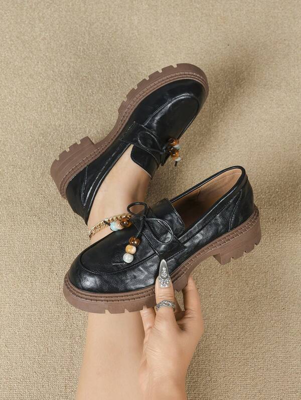 Scarpe piatte bohémien di moda con fiocco decorato con perline, di colore unito