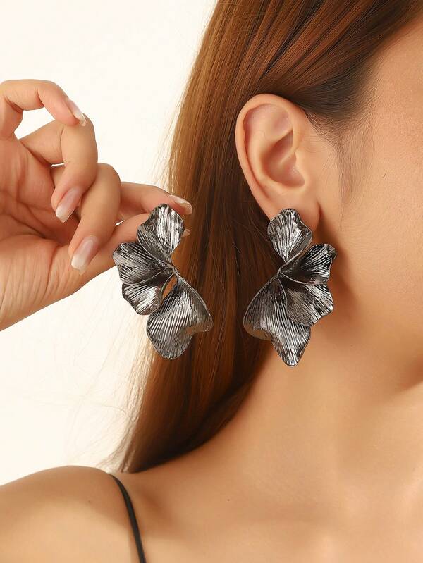 1 par de pendientes de botón con hoja de metal negro, pendientes personalizados exagerados para mujeres, adecuados para galas de noche y joyas de desfiles de moda