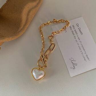 复古法式欧式多层叠层金属链珍珠心形手链，女士时尚优雅饰品，适合日常、工作、约会等各种场合，四季皆宜，简约大气，不易氧化，可作为约会饰品、旅行装扮、派对亮点或职场时尚单品，几何造型