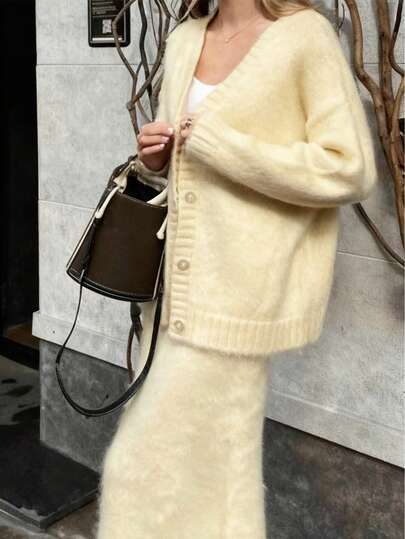 2件秋冬宽松针织V领开衫和休闲A字裙套装