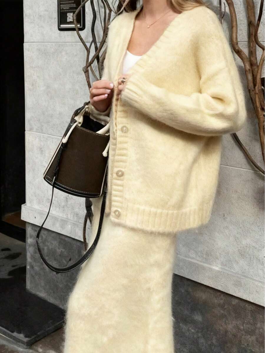 2件秋冬宽松针织V领开衫和休闲A字裙套装 - 黃色 - 查看 1