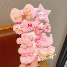 (Autorizado) Clip de pelo exquisito de Cinnamon Roll Merlot de Sanrio, pasador de pelo lateral lindo y de moda, diadema versátil de Kuromi de dibujos animados que no daña, opción perfecta para fotos de registro, regalo de cumpleaños, regalo de Navidad