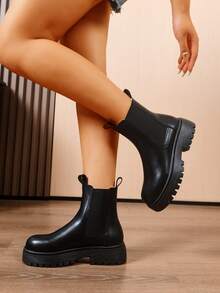 女士厚底保暖内衬靴，时尚百搭的黑色漆皮切尔西踝靴，适合春、秋、冬季穿着。适合日常穿着、派对、婚礼等场合，可搭配牛仔裤、连衣裙、半身裙、皮衣、毛衣、羽绒服、连帽衫、皮夹克、皮草靴等。 - 黑色 - 查看 5