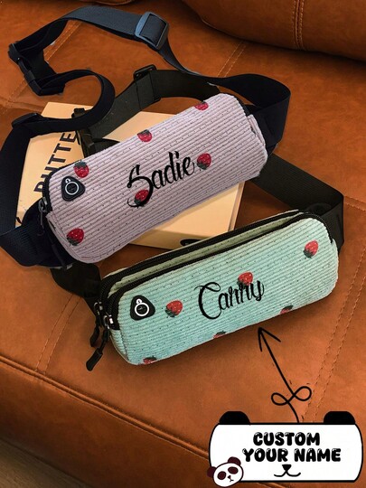 Una bolsa cruzada de pecho de pana con estampado de fresa larga, personalizable con un nombre, disponible en colores y materiales de otoño e invierno, ofrecida en varios colores, elegante y ligera, con la opción de imprimir un nombre personalizado o saludos festivos. Esta mochila es perfecta para las temporadas de otoño e invierno, adecuada para actividades diarias y viajes, y una excelente opción de regalo entre amigos.