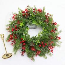 1 pieza/40cm Corona de Navidad artificial con bayas rojas y hojas de eucalipto de plástico, adecuada para decoración navideña interior/exterior, perfecta para puertas principales, paredes del hogar y decoración estacional. La corona de Navidad tiene un aspecto natural, una construcción duradera, un encanto decorativo, es ideal para compradores navideños y es una opción principal para la decoración navideña.