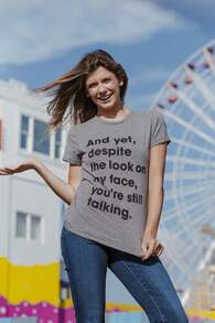 Womens And Yet Despite The Look On My Face Youre Still Talking Sassy Cute Funny T Shirt Funny Womens T Shirts Cute Vintage Fashion Casual Ladies - 深希瑟灰色 - 查看 4