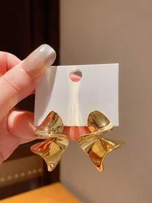 "Twisted Metal Earring – Artistic Design In Gold Or Silver" - 1 - 查看 8