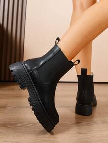 女士厚底保暖内衬靴，时尚百搭的黑色漆皮切尔西踝靴，适合春、秋、冬季穿着。适合日常穿着、派对、婚礼等场合，可搭配牛仔裤、连衣裙、半身裙、皮衣、毛衣、羽绒服、连帽衫、皮夹克、皮草靴等。 - 黑色 - 查看 6