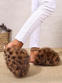 Damskie kapcie domowe z płaskim dnem i długim, puszystym pedałem w kolorze brązowym, jesień i zima 2025. Kobiety muszą mieć lekkie, antypoślizgowe, ciepłe kapcie w domu, a studentki muszą mieć miękkie i wygodne, uniwersalne kapcie domowe.