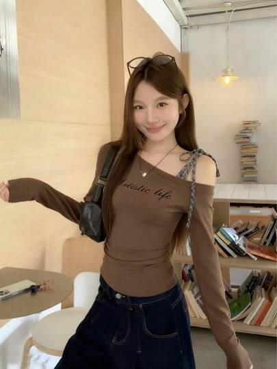 斜肩格纹系带打底衫，字母印花修身长袖女式上衣，情人节，春夏款