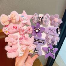 (Autorizado) Clip de pelo exquisito de Cinnamon Roll Merlot de Sanrio, pasador de pelo lateral lindo y de moda, diadema versátil de Kuromi de dibujos animados que no daña, opción perfecta para fotos de registro, regalo de cumpleaños, regalo de Navidad