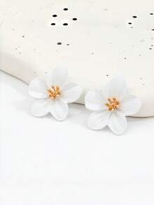 1 par de pendientes de pétalo blanco simple de estilo europeo y americano con personalización, y temperamento exagerado. Pendientes adecuados para reuniones y fiestas diarias de mujeres