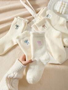 2/4双装女士蝴蝶结袜，可爱简约仿羊绒中筒袜，厚实柔软蓬松保暖舒适，颜色随机，舒适保暖