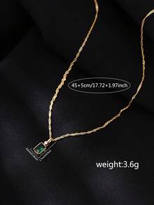 这款时尚复古波浪链项链搭配绿色立方氧化锆吊坠，百搭实用，非常适合日常佩戴。 - 金黃色 - 查看 4