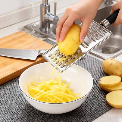 1 cepilladora tres en uno de acero inoxidable, Rallador tres usos, el diseño inteligente puede realizar tres operaciones de rallar, rebanar y moler, mejorando en gran medida la eficiencia de procesamiento de verduras, frutas y otros ingredientes, es algo práctico y bueno que tiene en cuenta tanto la  como la conveniencia en la cocina