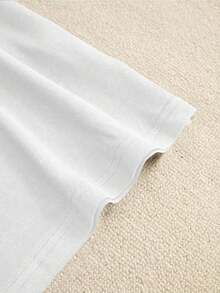 Nuevo lanzamiento otoño-invierno 2025: Camiseta de manga corta para mujer con cuello redondo, cut relajada y estampado de design femenino romántico en un diseño actual. Tejido ultra suave con gran caída, ideal para looks casuales y elegantes - Blanco - Ver 4