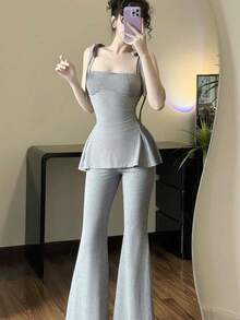 Bộ trang phục thanh lịch thường ngày dành cho nữ, gồm áo hai dây màu trơn thắt nơ và quần ống loe màu trơn, điểm nhấn là chiếc nơ phía trước, thích hợp cho các buổi hẹn hò mùa hè. - Màu Xám nhạt - Xem 1