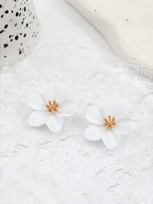 1 par de pendientes de pétalo blanco simple de estilo europeo y americano con personalización, y temperamento exagerado. Pendientes adecuados para reuniones y fiestas diarias de mujeres