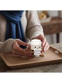 这款钩针咖啡杯太可爱了！！！它就像一小束正能量，提醒我们生活中真正重要的东西。做工精湛，针脚完美，造型完美。小巧精致，非常适合摆放。拿在手里，你会觉得它很柔软，但实际上它一点也不软。 - 彩色 - 查看 4