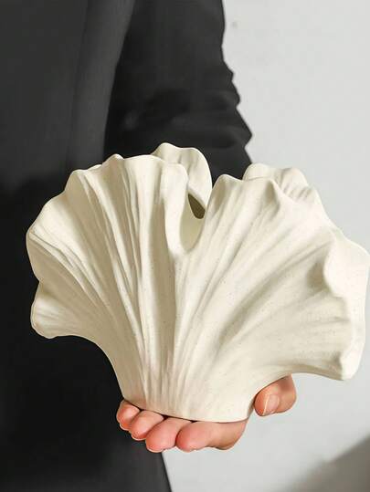 1pc Minimalist White Petal Shaped Resin Vase, This Elegant Petal Vase Is Perfect For Displaying Artificial Or Fresh Flower Stems On Coffee Tables, Shelves, Adding A Fashionable Touch To Living Room And Bedroom, An Ideal Choice For Modern Home Decor, Christmas Gift, And Winter Decoration.