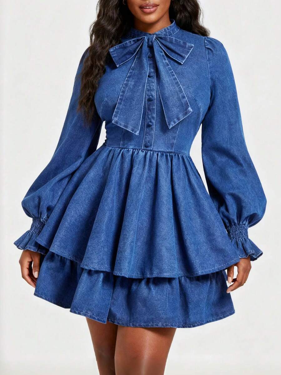 Magic Mia Women's Vintage Denim Mini Dress - Bow Tie Neck With Tiered Ruffle Hem & Long Puff Sleeves | Cute Mini Dress For Wedding Guest, Date Night & Casual Parties - 藍色 - 查看 1