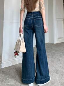 女式两粒扣喇叭牛仔裤，宽松版型，小口袋设计，休闲裤