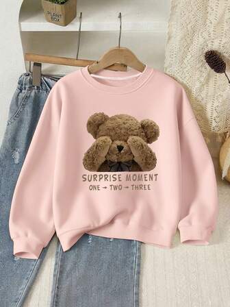 这款少女长袖圆领卫衣印有“惊喜时刻”图案，舒适时尚，休闲百搭，是秋冬季的理想之选，适合上学、购物、街头穿着和度假。男女童均可穿着，日常百搭。