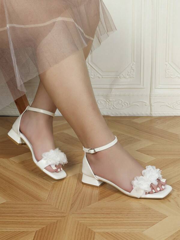 صندل مفتوح الأصبع كبير القدم ديكور زهري أبيض ذو كعب متوسط مربع 3 سم مع حزام كاحل فضي معدني، مناسب للربيع والصيف