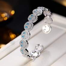 Modny minimalistyczny okrągły uśmiechnięty twarz miedziany cyrkonia sześcienna dekoracyjny dodatek, odpowiedni na imprezy i spotkania