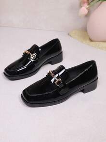 女士通勤方头字母A金属扣装饰乐福鞋，镜面黑色复古英伦风格平底鞋，柔软舒适的中跟，2025年新款，适合所有季节 - 亮黑色 - 查看 6