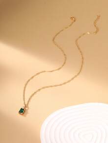 这款时尚复古波浪链项链搭配绿色立方氧化锆吊坠，百搭实用，非常适合日常佩戴。 - 金黃色 - 查看 3