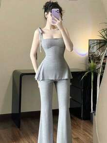 Bộ trang phục thanh lịch thường ngày dành cho nữ, gồm áo hai dây màu trơn thắt nơ và quần ống loe màu trơn, điểm nhấn là chiếc nơ phía trước, thích hợp cho các buổi hẹn hò mùa hè. - Màu Xám nhạt - Xem 3