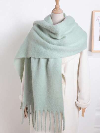 1条纯色围巾，保暖颈部配饰，加厚针织流苏披肩，冬季佩戴