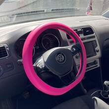 Funda de volante de silicona ultrafina antideslizante, ajuste ligero básico para automóviles, SUV y camiones de 13.77-14.17 pulgadas (35-36 cm), instalación rápida de perfil bajo, superficie ligeramente pegajosa para un mejor control, protector sin olor negro para viajes diarios, viajes por carretera y conducción urbana - material económico (diseño minimalista, no de grado premium) - Multicolor - Ver 18