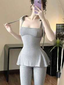 Bộ trang phục thanh lịch thường ngày dành cho nữ, gồm áo hai dây màu trơn thắt nơ và quần ống loe màu trơn, điểm nhấn là chiếc nơ phía trước, thích hợp cho các buổi hẹn hò mùa hè. - Màu Xám nhạt - Xem 2