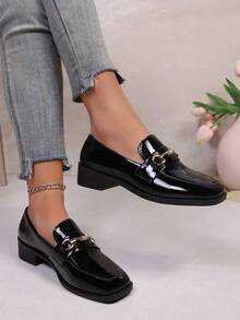 女士通勤方头字母A金属扣装饰乐福鞋，镜面黑色复古英伦风格平底鞋，柔软舒适的中跟，2025年新款，适合所有季节 - 亮黑色 - 查看 2