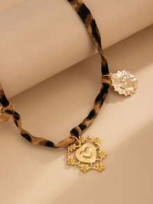 1 pieza Collar con colgante de corazón asimétrico con estampado de leopardo vintage, cadena sexy para la clavícula, joyería para mujer de uso diario, regalo para amigos