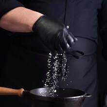 100 schwarze Nitril-Einweghandschuhe, latexfrei, wasserdicht, antistatisch, vielseitig einsetzbar, passend zur Handform, geeignet für Haarfärbung, Tätowierläden, Schönheitssalons, Kochen in der Küche, Malen, Basteln, Haushaltsreinigung, Küche, Bad, Zuhause, Haushaltsbedarf.