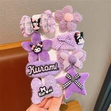 (Autorizado) Clip de pelo exquisito de Cinnamon Roll Merlot de Sanrio, pasador de pelo lateral lindo y de moda, diadema versátil de Kuromi de dibujos animados que no daña, opción perfecta para fotos de registro, regalo de cumpleaños, regalo de Navidad