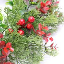 1 pieza/40cm Corona de Navidad artificial con bayas rojas y hojas de eucalipto de plástico, adecuada para decoración navideña interior/exterior, perfecta para puertas principales, paredes del hogar y decoración estacional. La corona de Navidad tiene un aspecto natural, una construcción duradera, un encanto decorativo, es ideal para compradores navideños y es una opción principal para la decoración navideña.