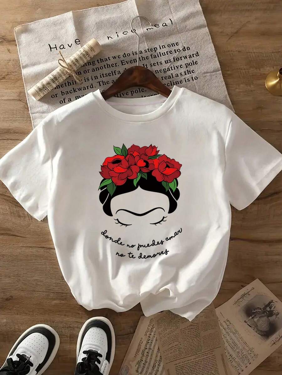 1 Camiseta Inspirada para Mujer - Verde, Cuello Redondo y Manga Corta con Estampado de la Cara Frida & Flores Mexicanas (Cempasúchil Letras) – Ajuste Holgado Casual Para Todo el Tiempo, Diseño Icónico del Artista Idealpara Fans de Frida, Ropa de Mujer Tops, Camisetas Oversize para Mujer, Camisetas Gráficas para Mujer, Camisetas Gráficas  Camiseta Vintage para Mujer, Camiseta Gráfica de Talla Grande, Tops para Mujeres, Blusas y Tops para Mujer, Camisetas para Mujer,