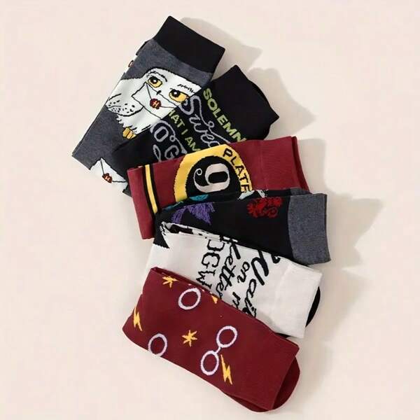 Warner Bros 6 paires de chaussettes unisexes - La série Harry Potter de Warner Bros. présente des éléments classiques tels que la chouette Hedwige, la plateforme 9 3/4 et Poudlard. Ces chaussettes sont parfaites pour les fans de films et d'anime afin de compléter leur collection et leurs besoins en matière de style, ainsi que pour les cadeaux de Noël