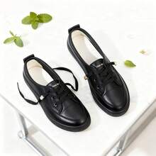 Comfort First! Low-Top Lace-Up Flat Casual Shoes In Black And White Interpret The Casual Aesthetics. Feels As Light As Walking On Clouds. Easily Matches Jeans And All Kinds Of Skirts. Suitable For Commuting, Shopping And Traveling. Add A Comfortable Style To Your Daily Wear. - màu đen - Xem 3