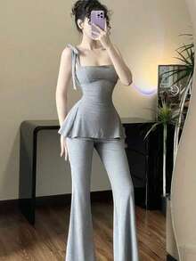 Bộ trang phục thanh lịch thường ngày dành cho nữ, gồm áo hai dây màu trơn thắt nơ và quần ống loe màu trơn, điểm nhấn là chiếc nơ phía trước, thích hợp cho các buổi hẹn hò mùa hè. - Màu Xám nhạt - Xem 4